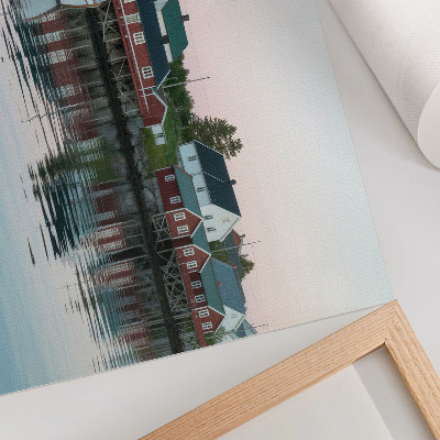 Póster Las casas rojas cubistas junto al lago son radiantes.