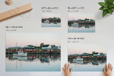 Póster Las casas rojas cubistas junto al lago son radiantes.