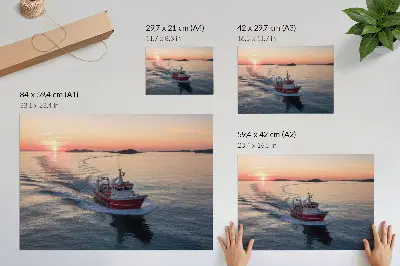 Lámina para cuadro puesta de sol sobre el mar en calma con movimiento de barcos