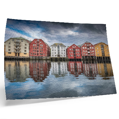 Póster de edificios coloridos junto al agua una composición armoniosa
