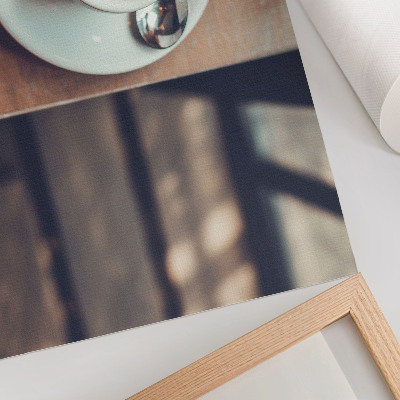 Lámina para cuadro una taza de espresso sobre una mesa de madera con contrastes