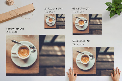 Lámina para cuadro una taza de espresso sobre una mesa de madera con contrastes