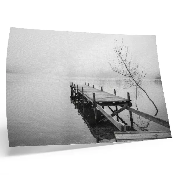 Póster de un embarcadero de madera con el lago en calma como telón de fondo