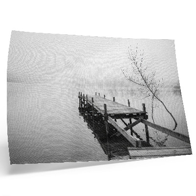 Póster Un embarcadero de madera con el lago en calma como telón de fondo.