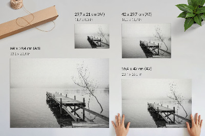 Póster Un embarcadero de madera con el lago en calma como telón de fondo.