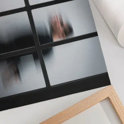 Arte de pared silueta negra tras un marco de cristal con minimalismo gris