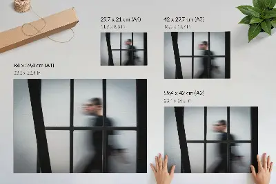 Arte de pared silueta negra tras un marco de cristal con minimalismo gris