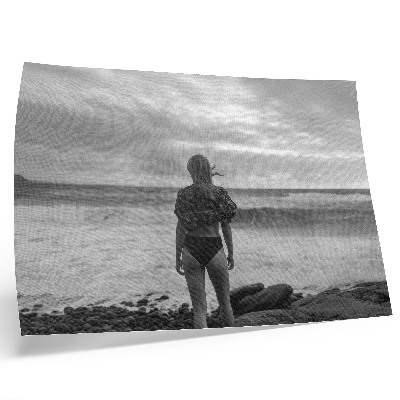 Lámina para cuadro Escena en blanco y negro con una figura junto al agua.