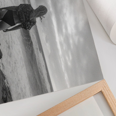Lámina para cuadro Escena en blanco y negro con una figura junto al agua.