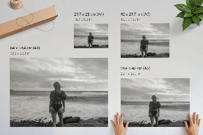 Lámina para cuadro Escena en blanco y negro con una figura junto al agua.
