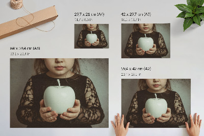 Arte de pared Chica con fruta blanca y atmósfera misteriosa