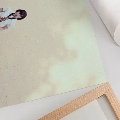 Póster de minimalismo con colores vivos que representa la paz y la música en la puerta