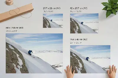 Lámina para cuadro esquiador con picos blancos bajo un cielo azul en armonía