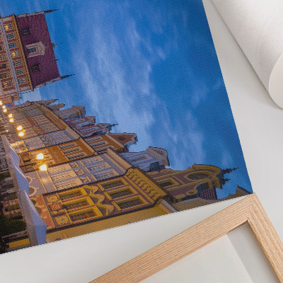 Póster Edificios históricos de viviendas al anochecer con luces de colores