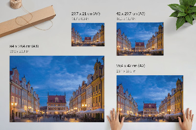Póster Edificios históricos de viviendas al anochecer con luces de colores