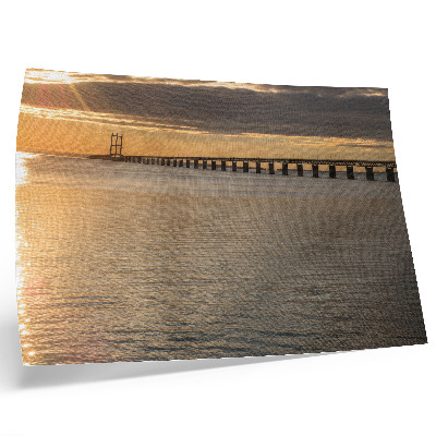 Póster Un puente en el horizonte iluminado por el sol.