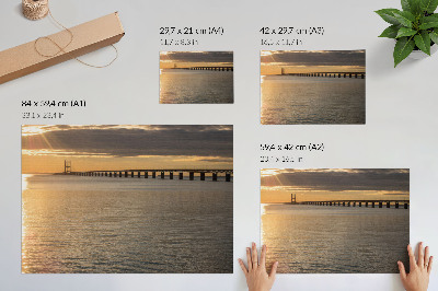 Póster Un puente en el horizonte iluminado por el sol.