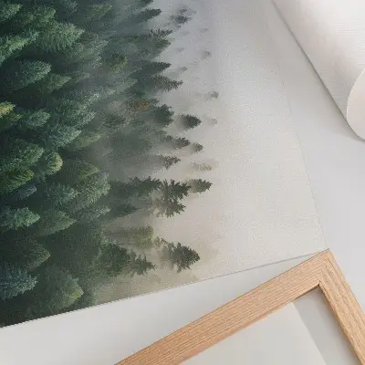 Póster bosque verde envuelto en la niebla con atmósfera misteriosa