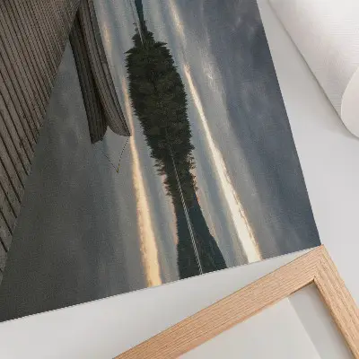 Arte de pared lago con barco, bosque y nubes en un ambiente tranquilo