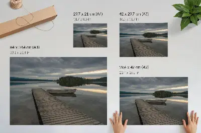 Arte de pared lago con barco, bosque y nubes en un ambiente tranquilo
