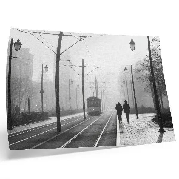 Arte de pared tranvía en un ambiente urbano con niebla y farolas