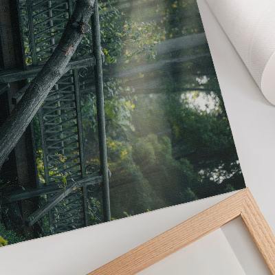 Póster Un puente de madera entre vegetación y luz solar.