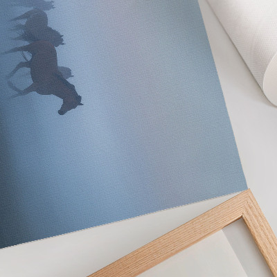 Póster caballos en la niebla con una composición relajante y llena de paz
