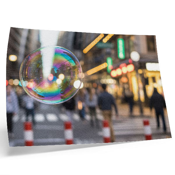 Lámina para cuadro Una vibrante calle de la ciudad con una burbuja reflectante