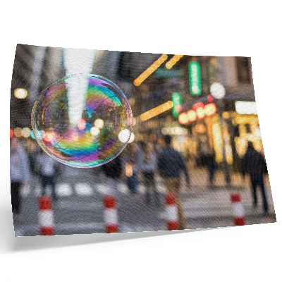 Lámina para cuadro Una vibrante calle de la ciudad con una burbuja reflectante