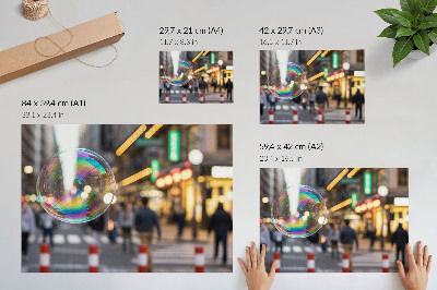Lámina para cuadro Una vibrante calle de la ciudad con una burbuja reflectante