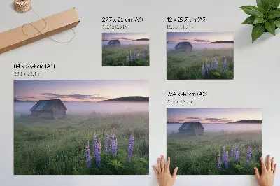 Arte de pared paisaje de cabaña de madera entre flores y niebla