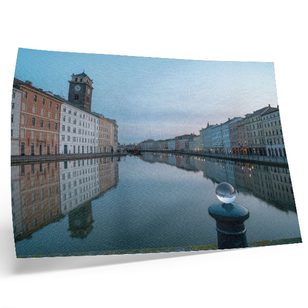 Póster Edificios de apartamentos de colores pastel reflejados en el agua del canal.