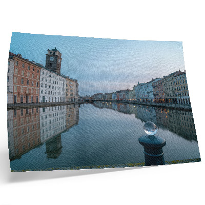 Póster Edificios de apartamentos de colores pastel reflejados en el agua del canal.