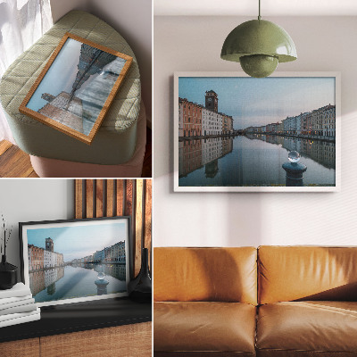 Póster Edificios de apartamentos de colores pastel reflejados en el agua del canal.