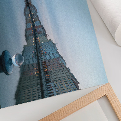 Póster Edificios de apartamentos de colores pastel reflejados en el agua del canal.