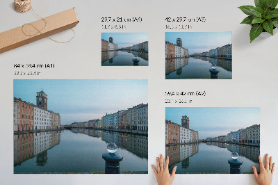 Póster Edificios de apartamentos de colores pastel reflejados en el agua del canal.