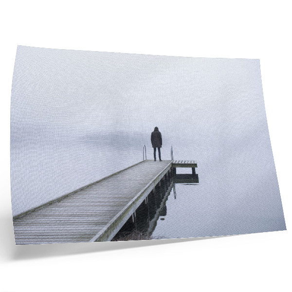Lámina para cuadro Una figura solitaria en un muelle en la niebla.