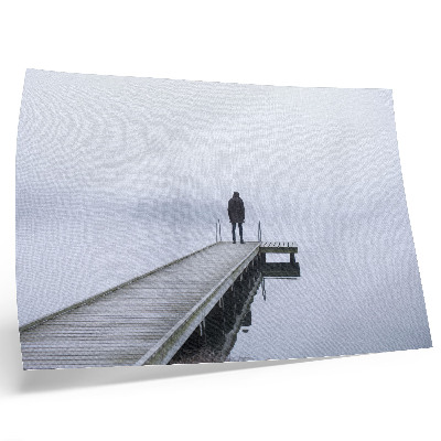 Lámina para cuadro Una figura solitaria en un muelle en la niebla.