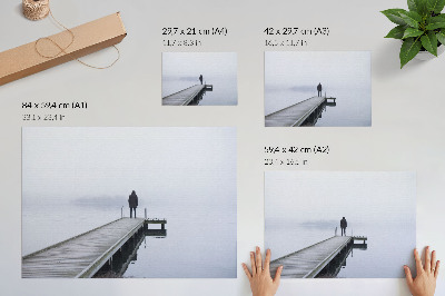 Lámina para cuadro Una figura solitaria en un muelle en la niebla.