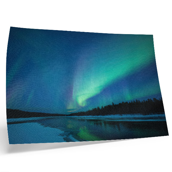 Lámina para cuadro Aurora boreal sobre un lago helado por la noche.