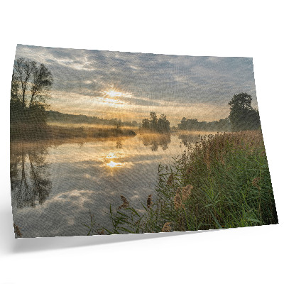 Arte de pared Una mañana brumosa junto al lago con reflejos de la naturaleza.