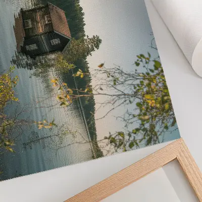 Póster de cabaña junto al lago con el reflejo del bosque en el agua en un ambiente de paz