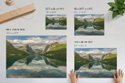 Lámina para cuadro Montañas pintorescas sobre el lago, reflejo nítido