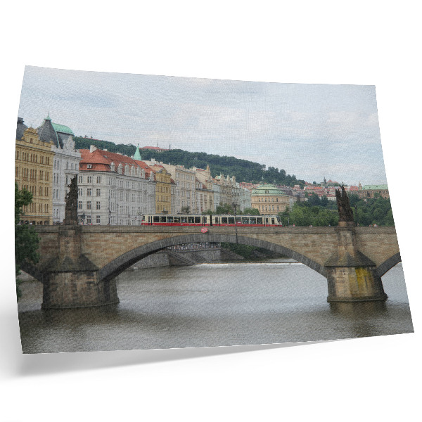 Póster Un puente sobre el río con un tranvía, rodeado de arquitectura clásica.