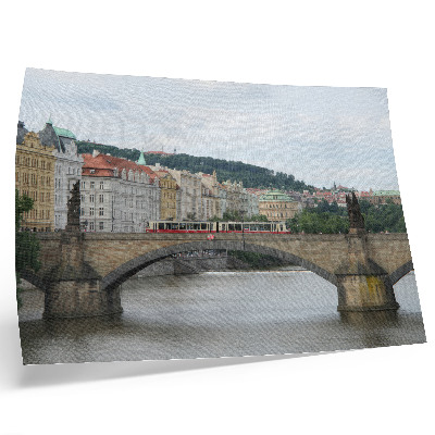 Póster Un puente sobre el río con un tranvía, rodeado de arquitectura clásica.