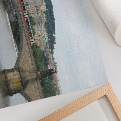 Póster Un puente sobre el río con un tranvía, rodeado de arquitectura clásica.