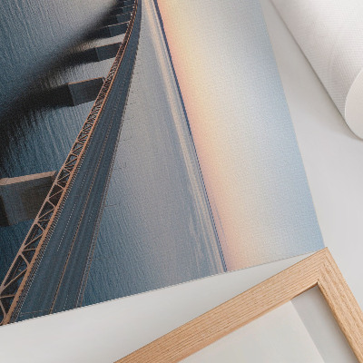 Arte de pared Un puente sobre un mar en calma al atardecer.