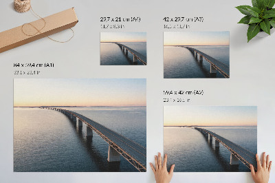 Arte de pared Un puente sobre un mar en calma al atardecer.