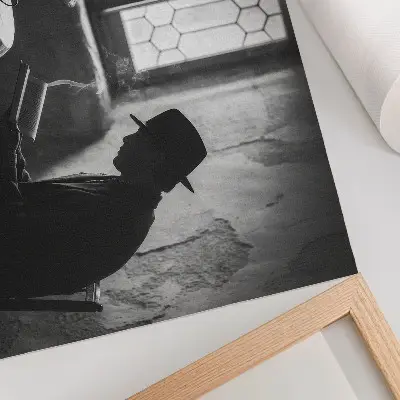 Póster ambiente en blanco y negro con un hombre leyendo un libro de estilo clásico