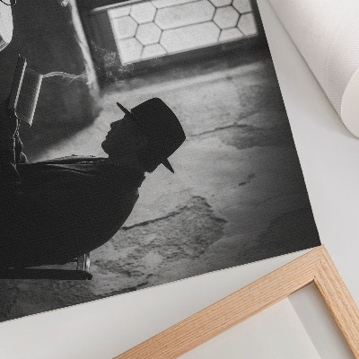 Póster Ambiente en blanco y negro, hombre con un libro, elegancia clásica.